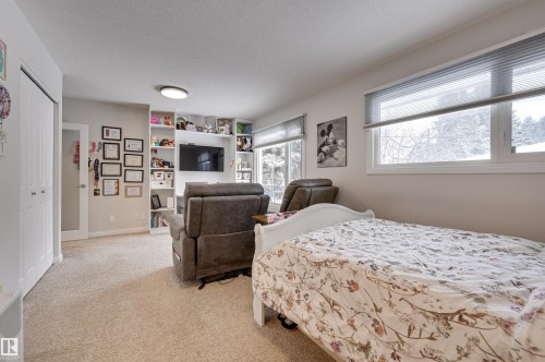 37 Valleyview Crescent, Edmonton, AB - Indoor Photo Showing Bedroom