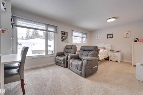 37 Valleyview Crescent, Edmonton, AB - Indoor Photo Showing Living Room