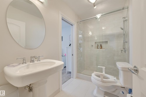 37 Valleyview Crescent, Edmonton, AB - Indoor Photo Showing Bathroom