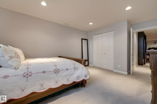 37 Valleyview Crescent, Edmonton, AB - Indoor Photo Showing Bedroom
