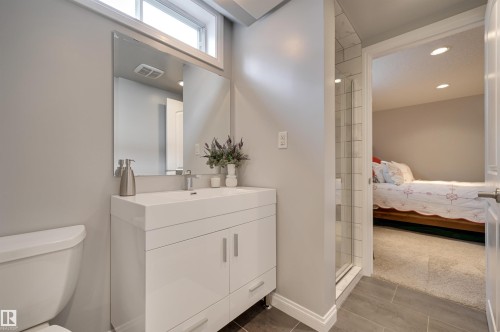 37 Valleyview Crescent, Edmonton, AB - Indoor Photo Showing Bathroom