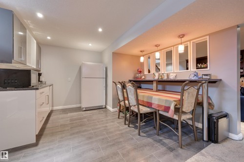 37 Valleyview Crescent, Edmonton, AB - Indoor