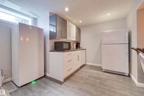 37 Valleyview Crescent, Edmonton, AB - Indoor Photo Showing Kitchen