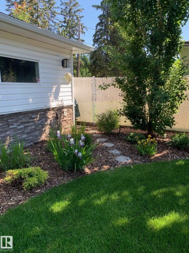 37 Valleyview Crescent, Edmonton, AB - Outdoor