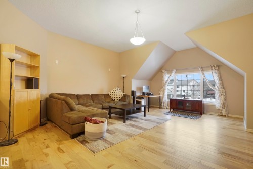 580 Glenwright Crescent, Edmonton, AB - Indoor Photo Showing Living Room