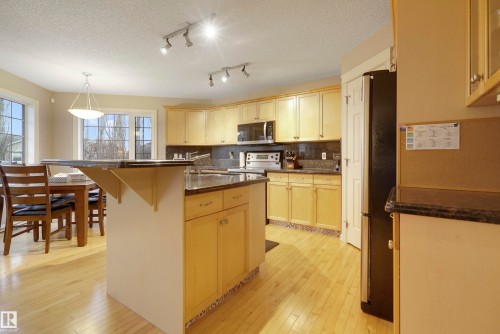 580 Glenwright Crescent, Edmonton, AB - Indoor Photo Showing Kitchen