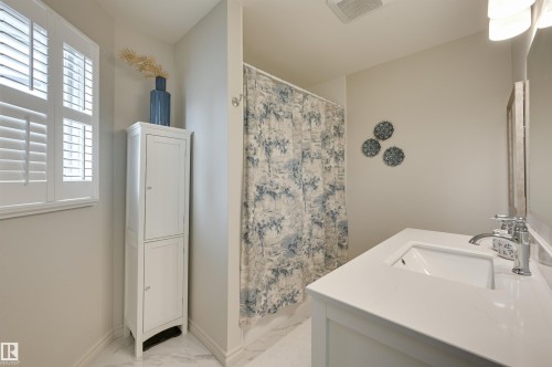 14015 104 Avenue, Edmonton, AB - Indoor Photo Showing Bathroom
