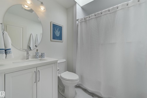 14015 104 Avenue, Edmonton, AB - Indoor Photo Showing Bathroom