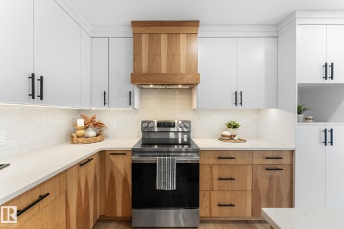 4 Heath Place, St. Albert, AB - Indoor Photo Showing Kitchen With Upgraded Kitchen