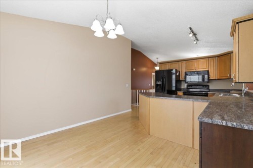 4 102 Bridgeport Crossing, Leduc, AB - Indoor Photo Showing Kitchen