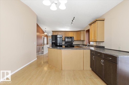 4 102 Bridgeport Crossing, Leduc, AB - Indoor Photo Showing Kitchen