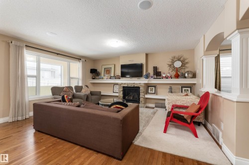 729 37A Avenue, Edmonton, AB - Indoor Photo Showing Living Room