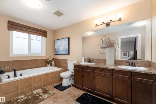 729 37A Avenue, Edmonton, AB - Indoor Photo Showing Bathroom