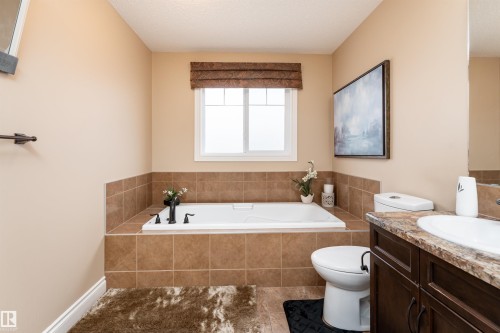 729 37A Avenue, Edmonton, AB - Indoor Photo Showing Bathroom