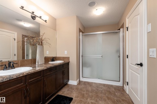 729 37A Avenue, Edmonton, AB - Indoor Photo Showing Bathroom