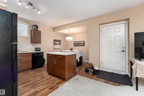 729 37A Avenue, Edmonton, AB - Indoor Photo Showing Kitchen