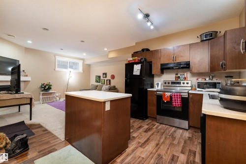 729 37A Avenue, Edmonton, AB - Indoor Photo Showing Kitchen