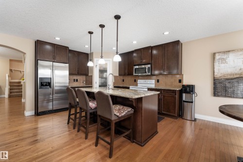 729 37A Avenue, Edmonton, AB - Indoor Photo Showing Kitchen With Upgraded Kitchen