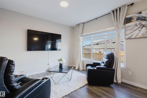 5612 Hawthorn Way, Edmonton, AB - Indoor Photo Showing Living Room