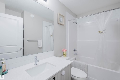 5612 Hawthorn Way, Edmonton, AB - Indoor Photo Showing Bathroom