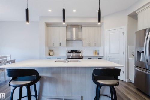 5612 Hawthorn Way, Edmonton, AB - Indoor Photo Showing Kitchen With Upgraded Kitchen