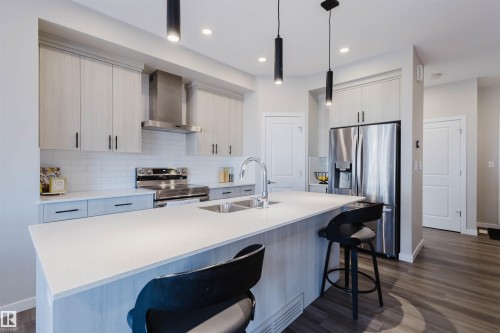 5612 Hawthorn Way, Edmonton, AB - Indoor Photo Showing Kitchen With Double Sink With Upgraded Kitchen