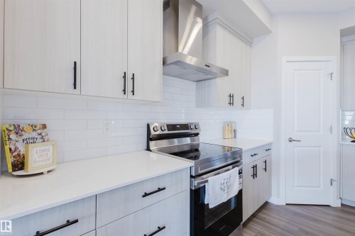 5612 Hawthorn Way, Edmonton, AB - Indoor Photo Showing Kitchen