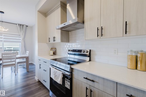 5612 Hawthorn Way, Edmonton, AB - Indoor Photo Showing Kitchen With Upgraded Kitchen