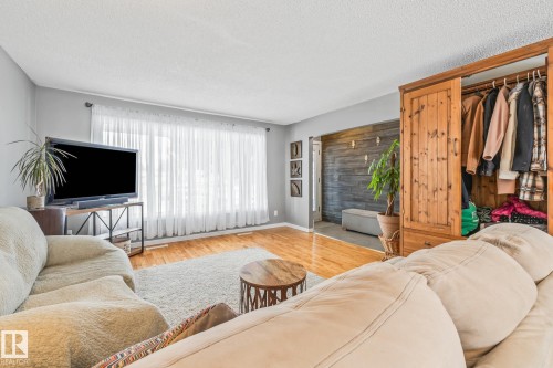 6811 Fulton Dr, Edmonton, AB - Indoor