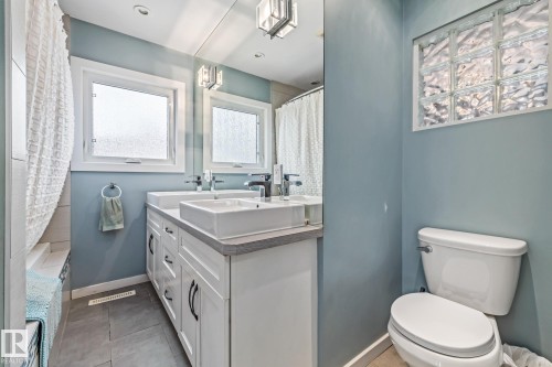 6811 Fulton Dr, Edmonton, AB - Indoor Photo Showing Bathroom