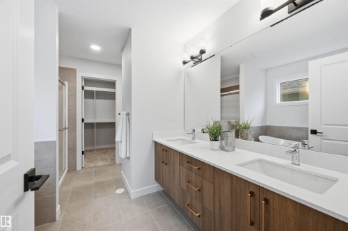 3230 Dixon Way, Edmonton, AB - Indoor Photo Showing Bathroom