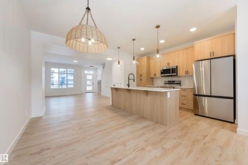 15 Cobblestone Gate, Spruce Grove, AB - Indoor Photo Showing Kitchen With Upgraded Kitchen