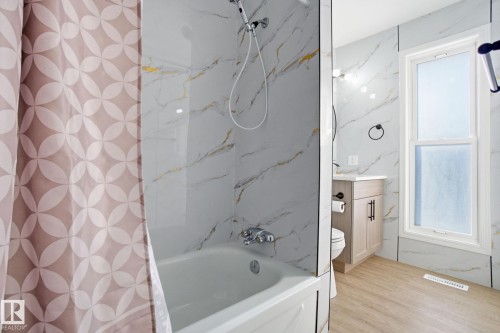 5538 145 Avenue, Edmonton, AB - Indoor Photo Showing Bathroom