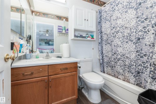 5938 162B Avenue, Edmonton, AB - Indoor Photo Showing Bathroom