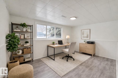 Edmonton, AB - Indoor Photo Showing Office