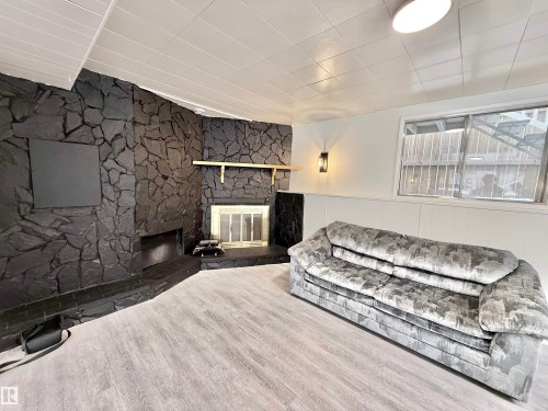 15424 99 Avenue, Edmonton, AB - Indoor With Fireplace