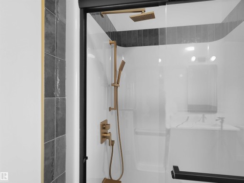 20624 43 Avenue, Edmonton, AB - Indoor Photo Showing Bathroom