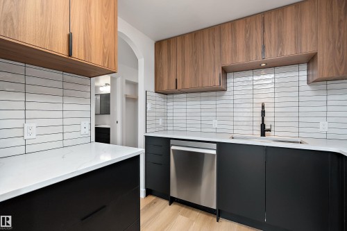 1405 10149 Saskatchewan Drive, Edmonton, AB - Indoor Photo Showing Kitchen