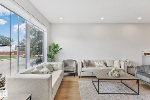 14904 109 Avenue, Edmonton, AB - Indoor Photo Showing Living Room