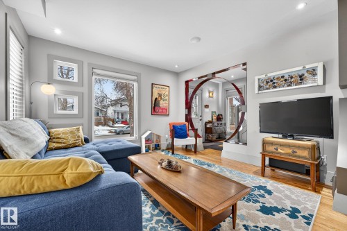11343 67 Street, Edmonton, AB - Indoor Photo Showing Living Room