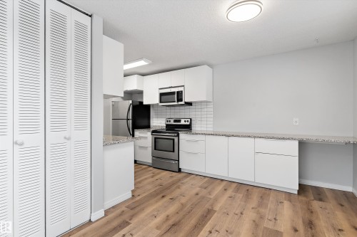 4D Twin Terrace, Edmonton, AB - Indoor Photo Showing Kitchen