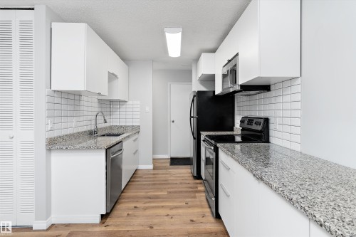 4D Twin Terrace, Edmonton, AB - Indoor Photo Showing Kitchen With Upgraded Kitchen