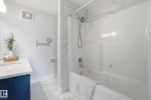 18 4835 Wright Drive, Edmonton, AB - Indoor Photo Showing Bathroom