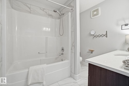 Upper Floor Full Bath - 18 4835 Wright Drive, Edmonton, AB - Indoor Photo Showing Bathroom