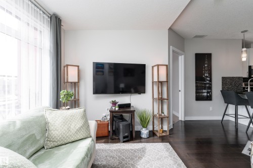 224 5151 Windermere Boulevard, Edmonton, AB - Indoor Photo Showing Living Room