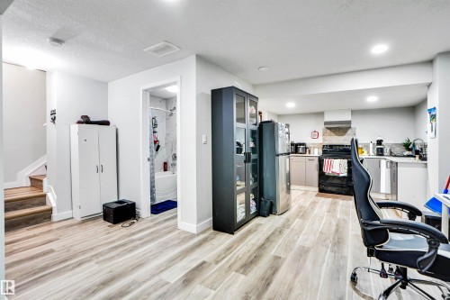 2743 Collins Crescent, Edmonton, AB - Indoor