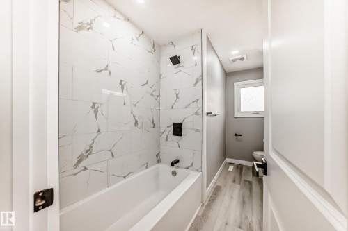 7011 135A Avenue, Edmonton, AB - Indoor Photo Showing Bathroom