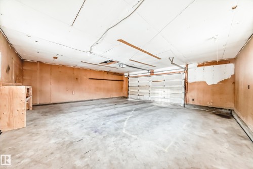 7011 135A Avenue, Edmonton, AB - Indoor Photo Showing Garage