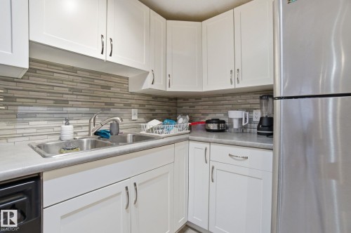 12820 95 Street, Edmonton, AB - Indoor Photo Showing Kitchen With Double Sink With Upgraded Kitchen