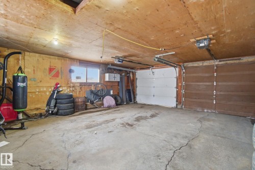 12820 95 Street, Edmonton, AB - Indoor Photo Showing Garage